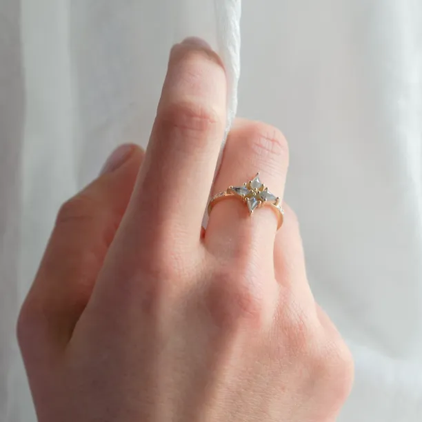 Zlatý prsten ve tvaru hvězdy se salt and pepper diamanty ALESSIA na ruce