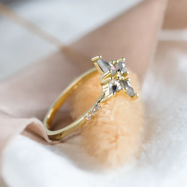 Šikmý detail zlatého prstenu ALESSIA ve tvaru hvězdy s diamanty na obroučce