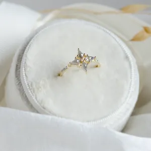 Celkový pohled na zlatý prsten ve tvaru hvězdy se salt and pepper diamanty ALESSIA