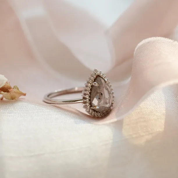 Boční pohled na halo prsten NOEMI s hruškovitým diamantem