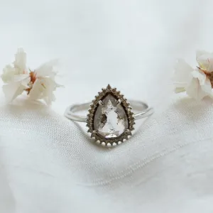 Přední pohled na zlatý halo prsten NOEMI s hruškovitým diamantem