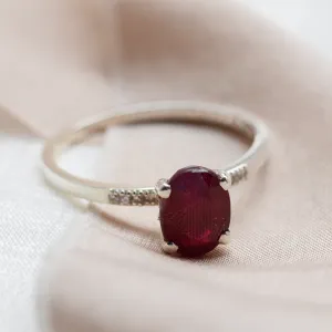 Šikmý pohled na zlatý prsten SARA s rubínem a diamanty
