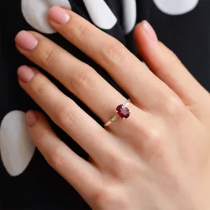 Zlatý prsten SARA s rubínem a diamanty na ruce