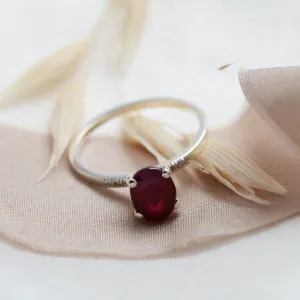 Zlatý prsten s rubínem a diamanty v širším šikmém pohledu