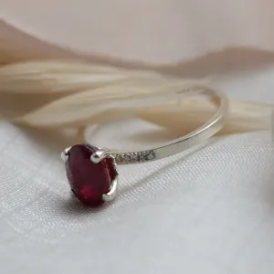 Boční detail zlatého prstenu SARA s rubínem a diamanty