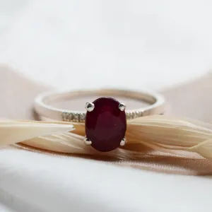 Zlatý prsten s rubínem a diamanty SARA, detail oválného rubínu
