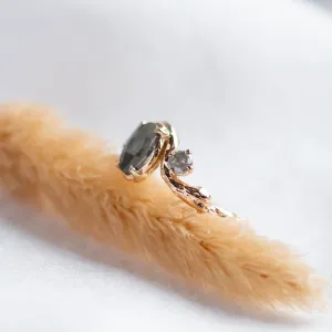 Zlatý organický prsten se salt and pepper diamanty LUDOVICA v detailním záběru