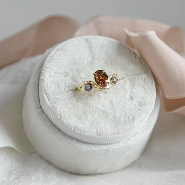 Šikmý pohled na zlatý organický prsten LUDOVICA se třemi salt and pepper diamanty