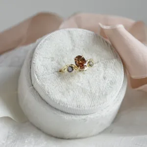 Šikmý pohled na zlatý organický prsten LUDOVICA se třemi salt and pepper diamanty