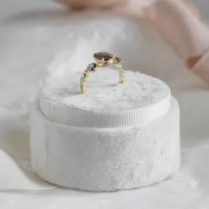 Šikmý boční pohled na zlatý organický prsten se salt and pepper diamanty