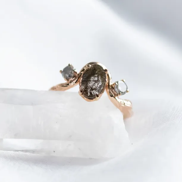 Organický zlatý prsten LUDOVICA s oválným diamantem salt and pepper a dvěma bočními diamanty