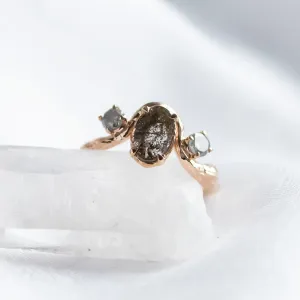 Organický zlatý prsten LUDOVICA s oválným diamantem salt and pepper a dvěma bočními diamanty