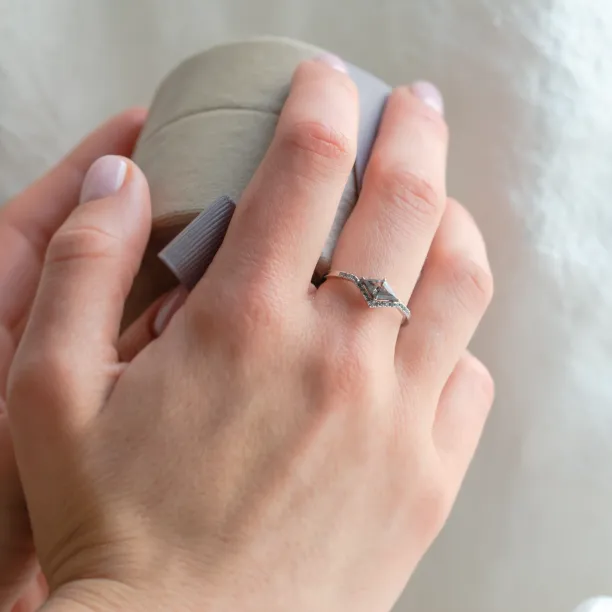 Atypický prsten se salt and pepper diamantem a postranními diamanty NICOLE Image