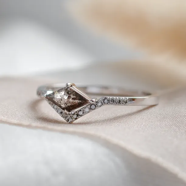 Atypický prsten se salt and pepper diamantem a postranními diamanty NICOLE Image