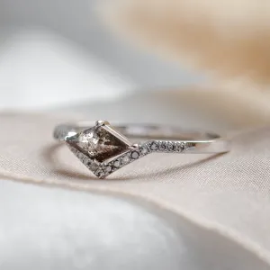 Atypický prsten se salt and pepper diamantem a postranními diamanty NICOLE Thumbnail