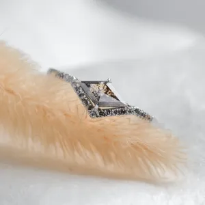 Atypický prsten se salt and pepper diamantem a postranními diamanty NICOLE Thumbnail