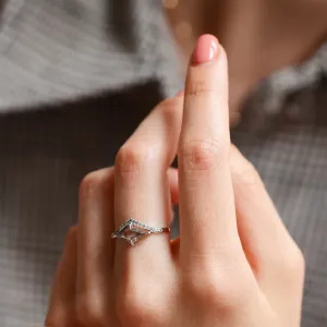 Atypický prsten se salt and pepper diamantem a postranními diamanty NICOLE Thumbnail
