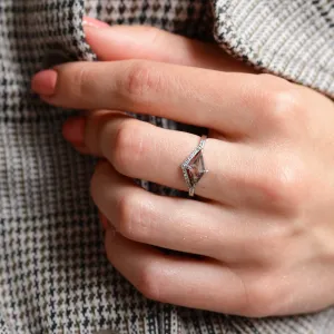 Atypický prsten se salt and pepper diamantem a postranními diamanty NICOLE Thumbnail