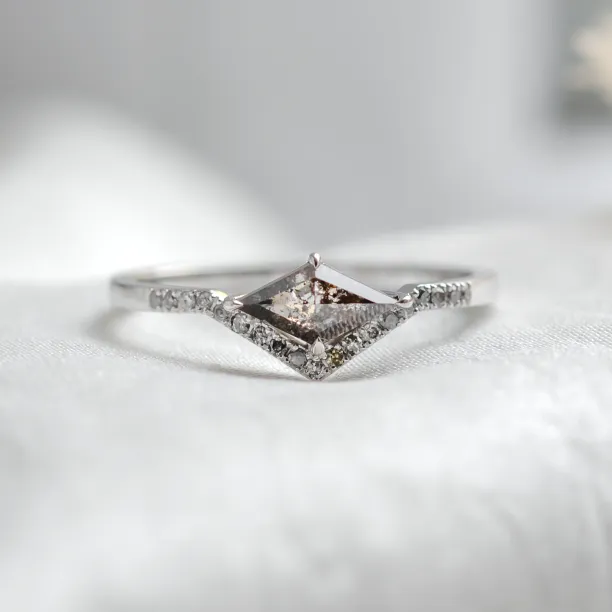 Atypický prsten se salt and pepper diamantem a postranními diamanty NICOLE Image