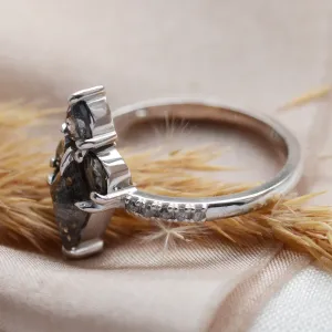 Boční pohled na zlatý cluster prsten BEATRICE se salt and pepper diamanty