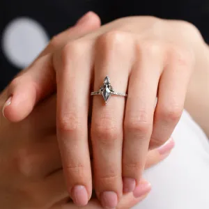 Zlatý cluster prsten BEATRICE se salt and pepper diamanty nošený na ruce