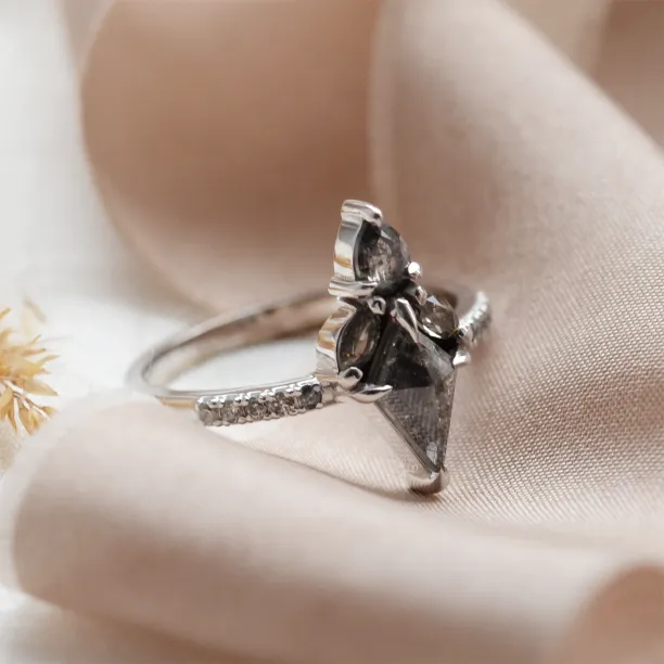 Detailní šikmý pohled na zlatý cluster prsten BEATRICE se salt and pepper diamanty