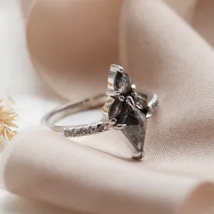 Detailní šikmý pohled na zlatý cluster prsten BEATRICE se salt and pepper diamanty