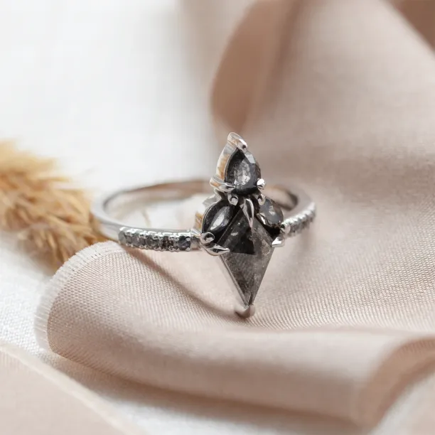 Šikmý pohled na zlatý cluster prsten BEATRICE se salt and pepper diamanty