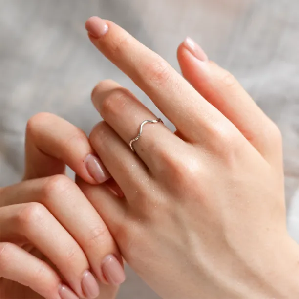 Dainty gold wavy ring GAIA Image