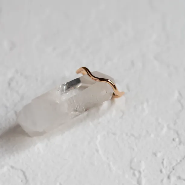 Dainty gold wavy ring GAIA Image