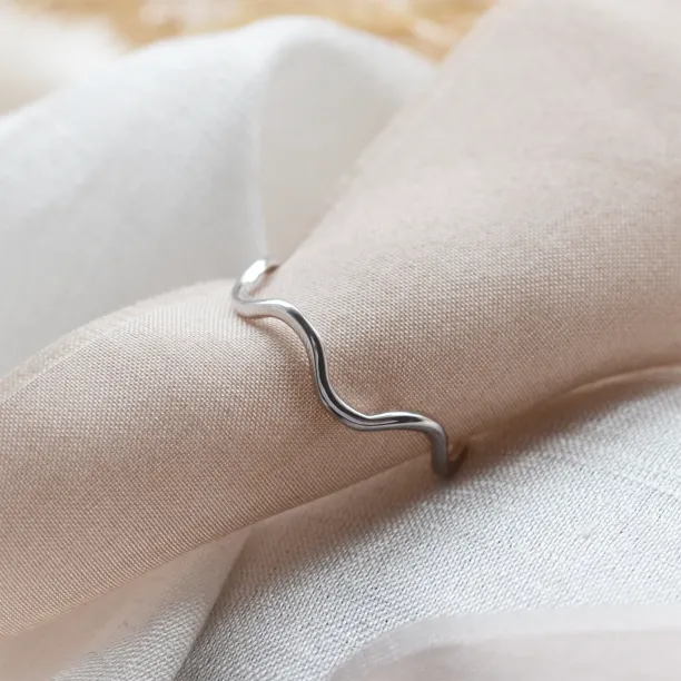 Dainty gold wavy ring GAIA Image