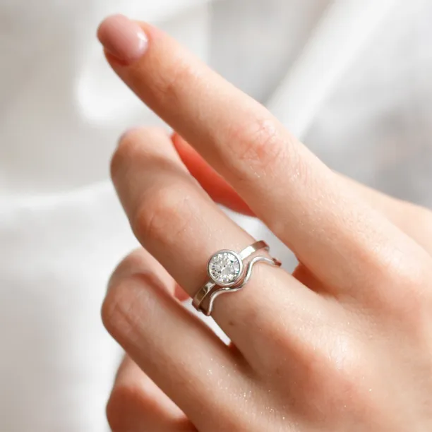 Dainty gold wavy ring GAIA Image