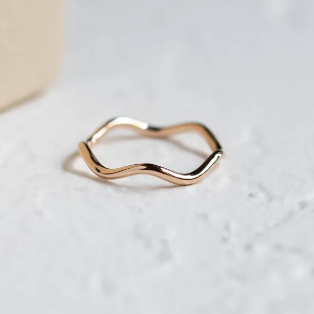 Dainty gold wavy ring GAIA Image