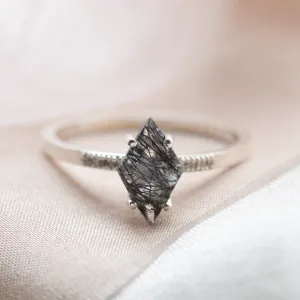 Close-up of the kite rutilated quartz on the ESTER gold ring
