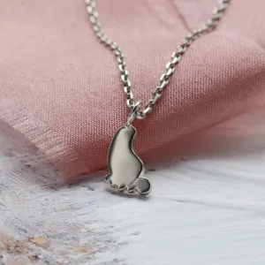 Zlatý přívěsek ve tvaru dětské nohy BABY v detailním záběru