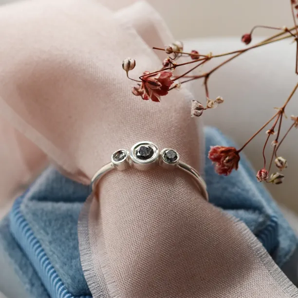 Detailní pohled na tři salt and pepper diamanty zlatého prstenu TRIO