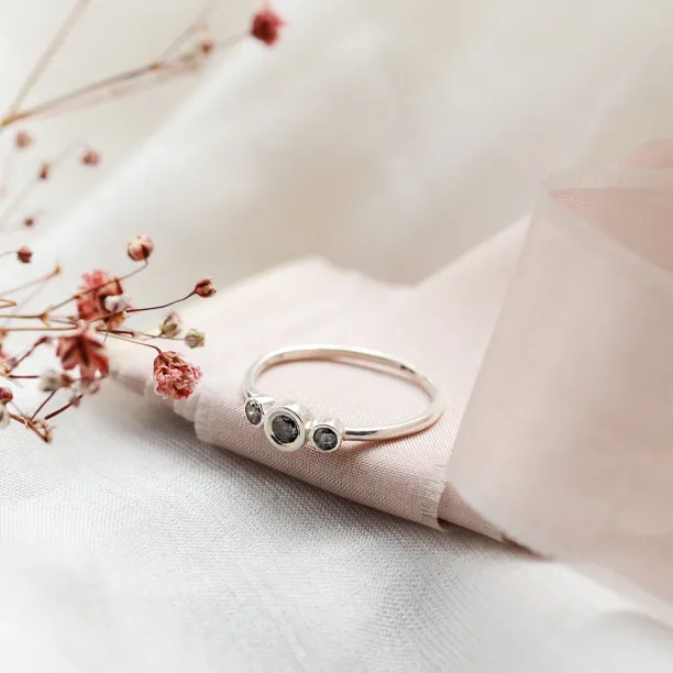 Zlatý prsten TRIO se třemi salt and pepper diamanty v šikmém pohledu