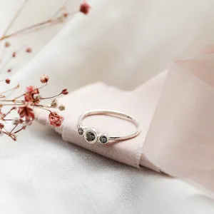 Zlatý prsten TRIO se třemi salt and pepper diamanty v šikmém pohledu