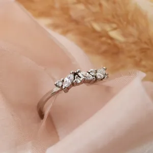 Detailní šikmý pohled na zlatý prsten VALLYS s markýzovými a kulatými diamanty