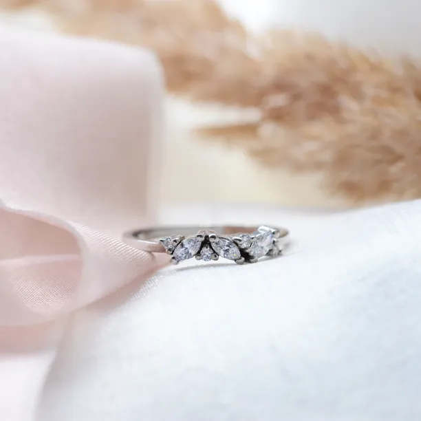 Detailní pohled na zlatý prsten VALLYS s kulatými a markýzovými diamanty