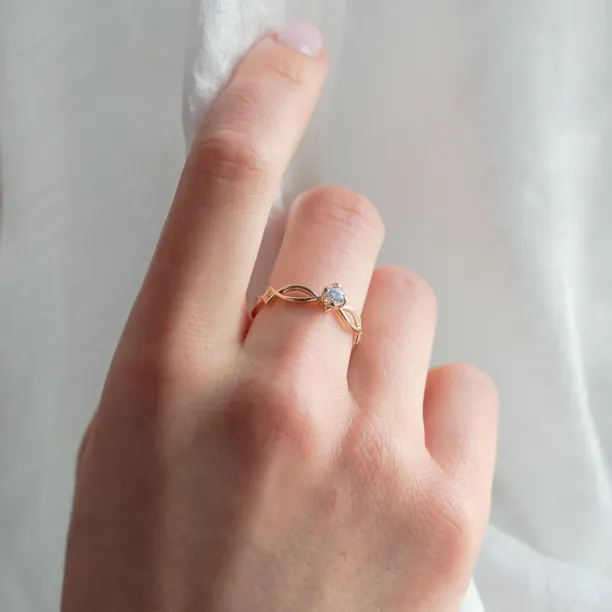 Zlatý propletený prsten s diamantem QUEENS Image