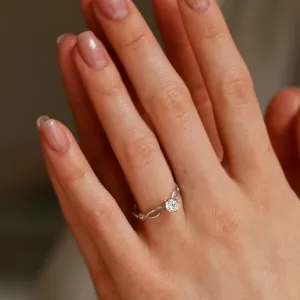 Zlatý propletený prsten s diamantem QUEENS Thumbnail