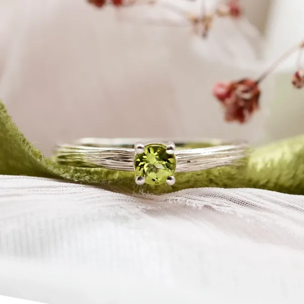 Zlatý prsten ve tvaru stromové kůry s olivínem OLIVE Image