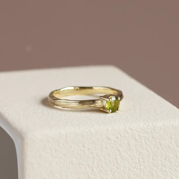 Zlatý prsten ve tvaru stromové kůry s olivínem OLIVE Image