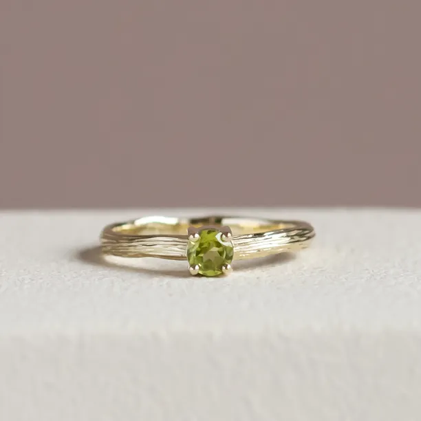 Zlatý prsten ve tvaru stromové kůry s olivínem OLIVE Image