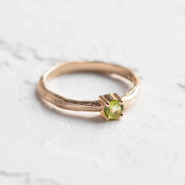 Zlatý prsten ve tvaru stromové kůry s olivínem OLIVE Image