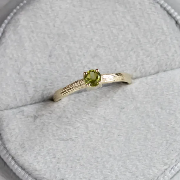Zlatý prsten ve tvaru stromové kůry s olivínem OLIVE Image