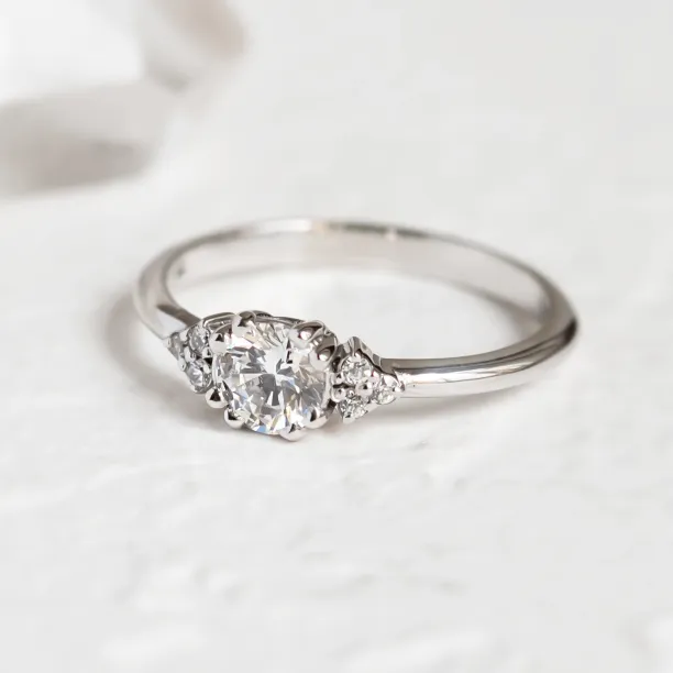 Gold engagement ring with diamonds MONYS Image