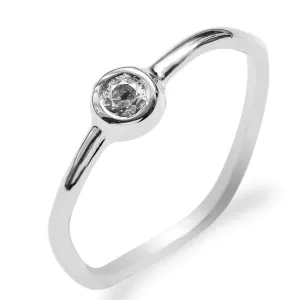 Close-up of the NOLLAIG minimalist engagement ring with diamond