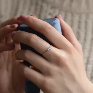 Detailní záběr cluster prstenu s diamanty na ruce